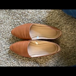 Universal Thread pointed flats